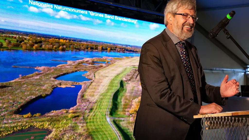 Brandenburgs-Umweltminister-Axel-Vogel-spricht-in-Lenzen