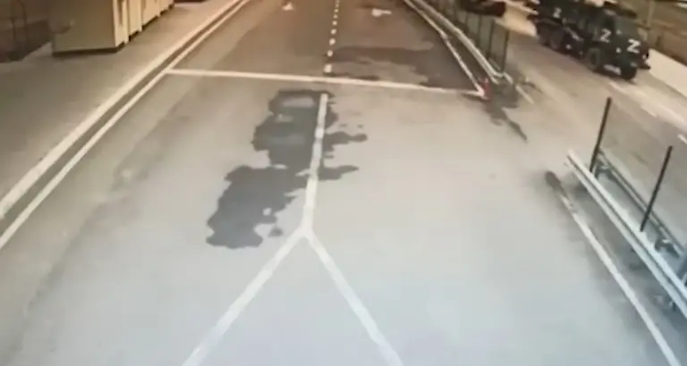 2-Russen-passieren-Grenze-zur-Krim