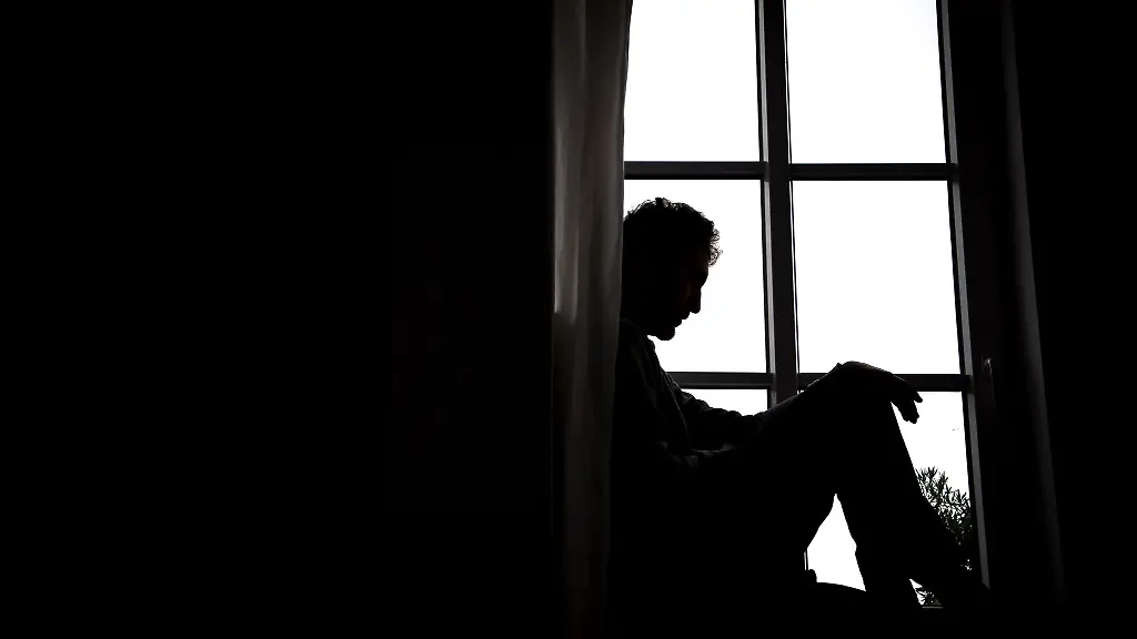 Ein-Mann-sitzt-vor-einem-Fenster