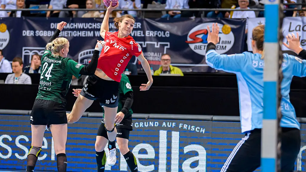 Luisa-Knippert-l-r-von-Oldenburg-Inger-Smits-von-Bietigheim-und-Torhueterin-Julia-Renner-von-Oldenburg-in-Aktion