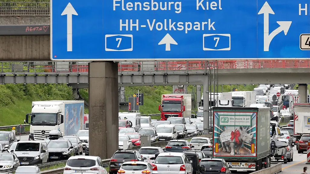 Nur-langsam-kommen-die-Fahrzeuge-auf-der-Autobahn-A7-vor-dem-Elbtunnel-voran