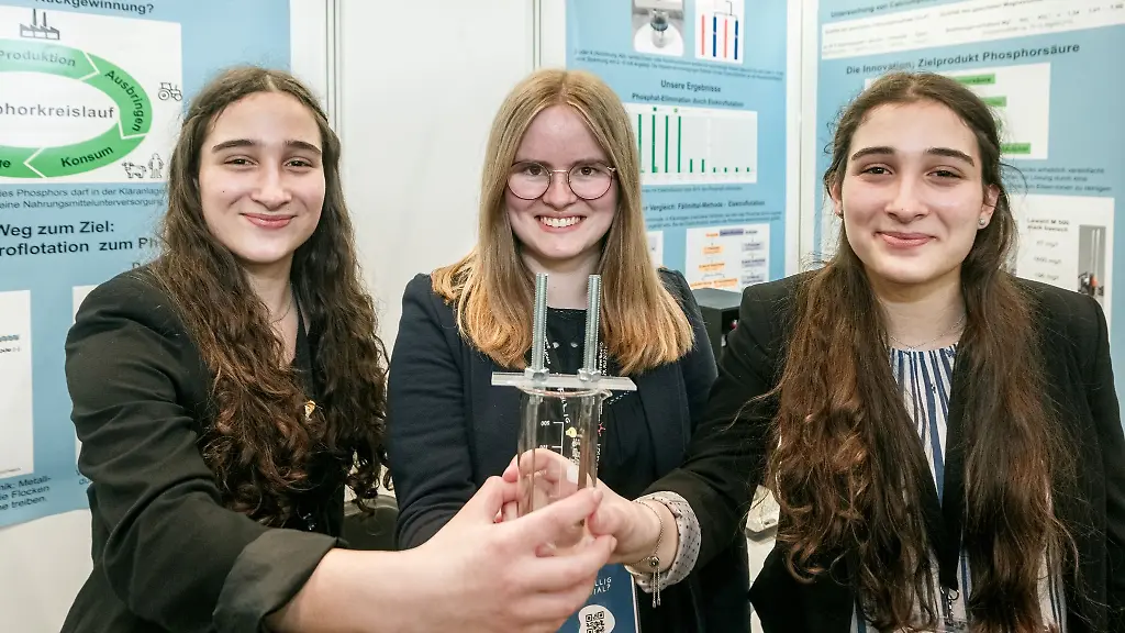 Die-Chemie-Bundessiegerinnen-Lena-Fries-l-r-Hannah-Amrhein-und-Hanna-Fries-halten-ihr-Forschungswerkzeug-ein-Becherglas-mit-Elektroden