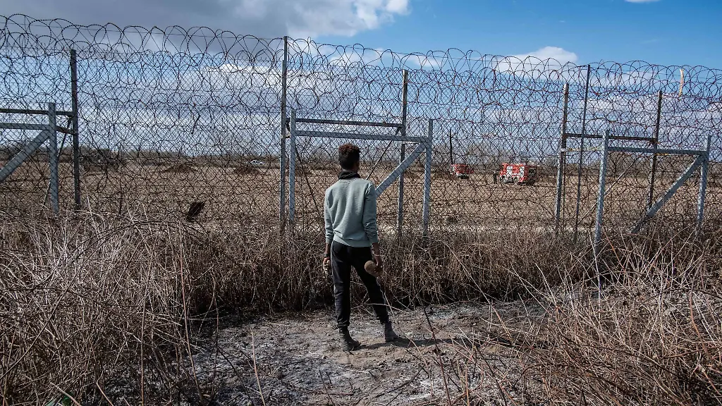 Ein-Migrant-am-Grenzzaun-an-der-tuerkisch-griechischen-Grenze-in-Pazarkule