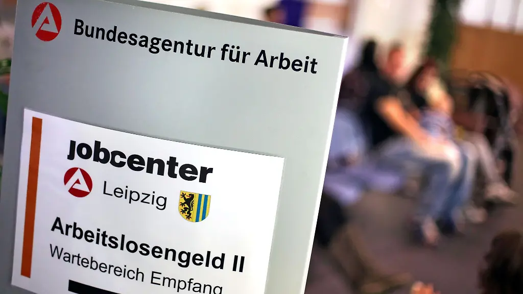 Wartende-sitzen-im-Jobcenter