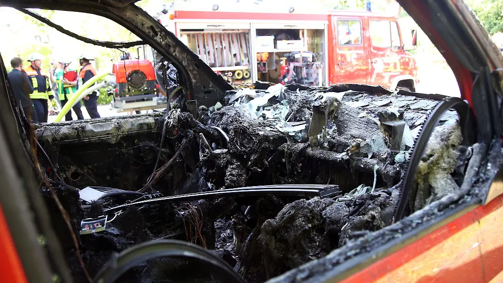 Ein-ausgebranntes-Feuerwehrfahrzeug-steht-vor-dem-Feuerwehrhaus-in-Schoellkrippen-Schneppenbach-Landkreis-Aschaffenburg