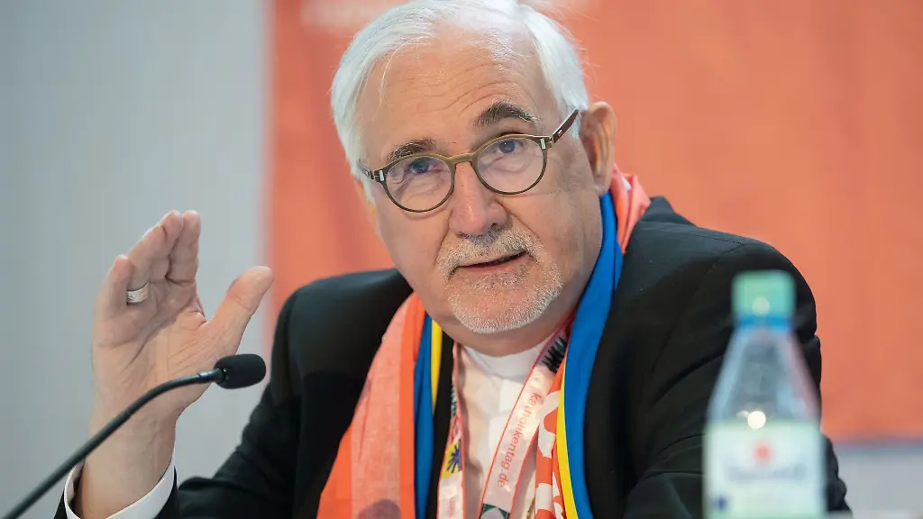 Gebhard-Fuerst-nimmt-an-der-Abschluss-Pressekonferenz-des-Katholikentags-teil