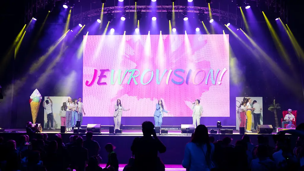 Die-Gruppe-des-Jugendkulturzentrums-Chasak-Hamburg-steht-auf-der-Buehne