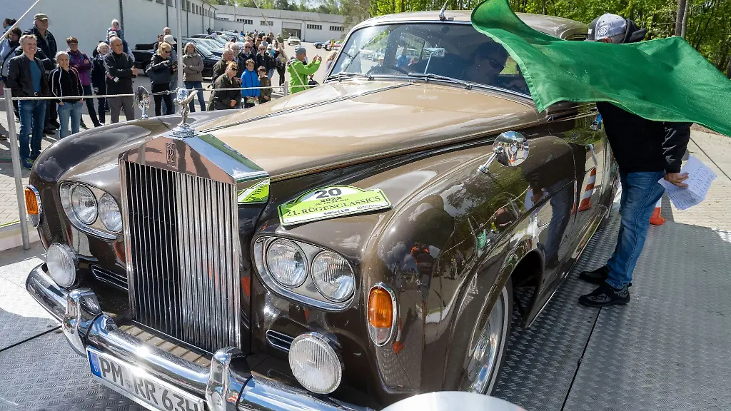 Ein-Rolls-Royce-Silver-Cloud-III-Baujahr-1963-startet-zur-21-Ruegenclassics-in-Prora-in-der-Gemeine-Binz
