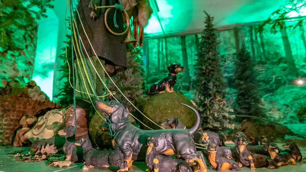 Dackelnachbildungen-stehen-im-Dackelmuseum-in-der-Sonderausstellung-Der-Dackel-in-der-Jagd
