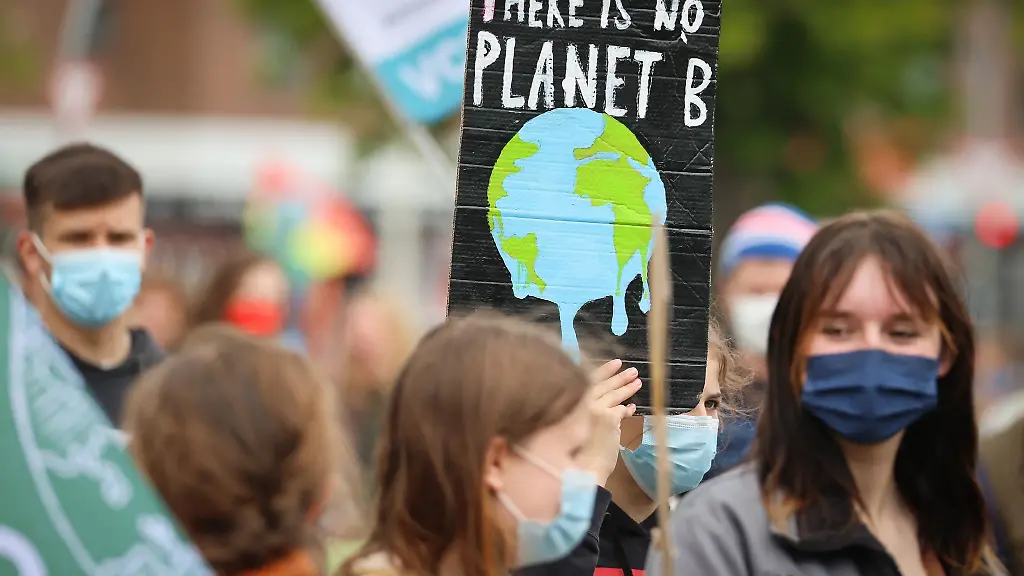 Ein-Text-There-Is-No-Planet-B-ist-bei-einer-Demonstration-von-Fridays-for-Future-zu-sehen
