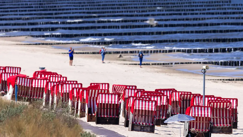 Badegaeste-sind-am-Strand-auf-der-Ostseeinsel-Usedom-unterwegs