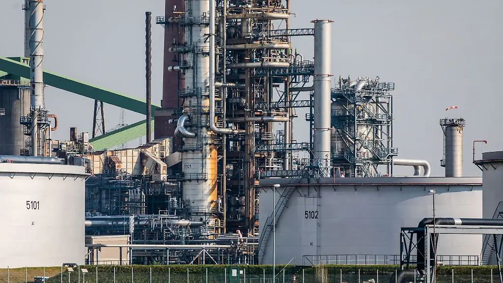 Die-Sonne-scheint-auf-einen-Teil-der-Mineraloelraffinerie