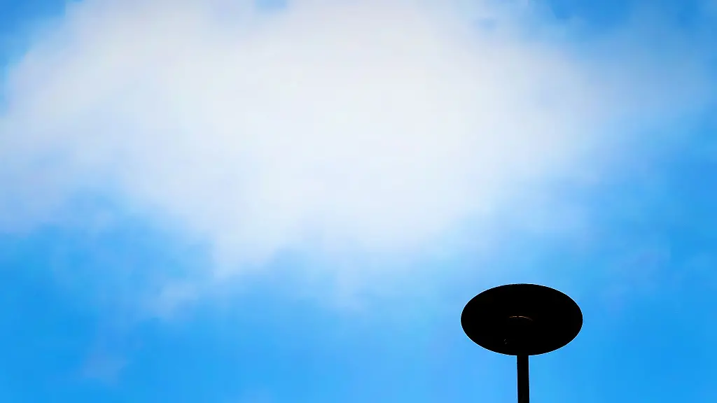 Eine-Sirene-steht-auf-dem-Dach-eines-oeffentlichen-Gebaeudes