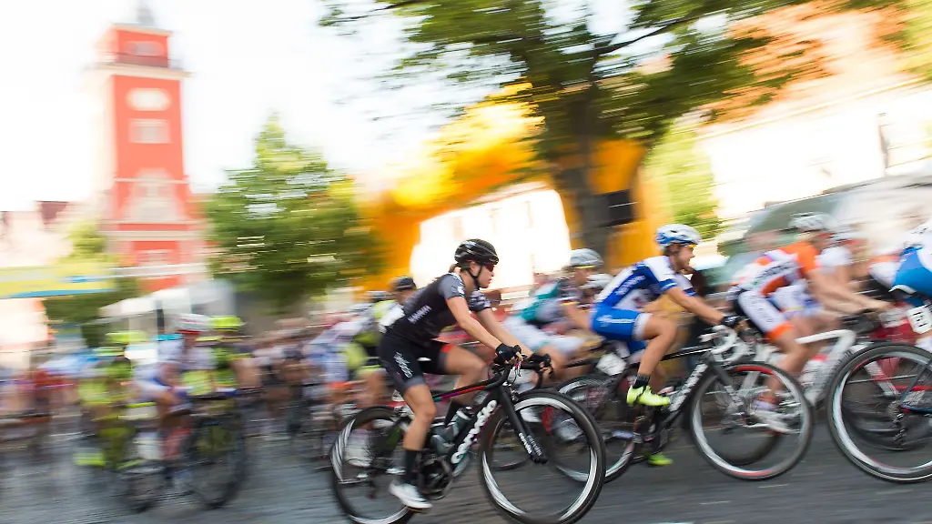 Fahrerinnen-starten-zur-ersten-Etappe-vor-dem-Gothaer-Rathaus