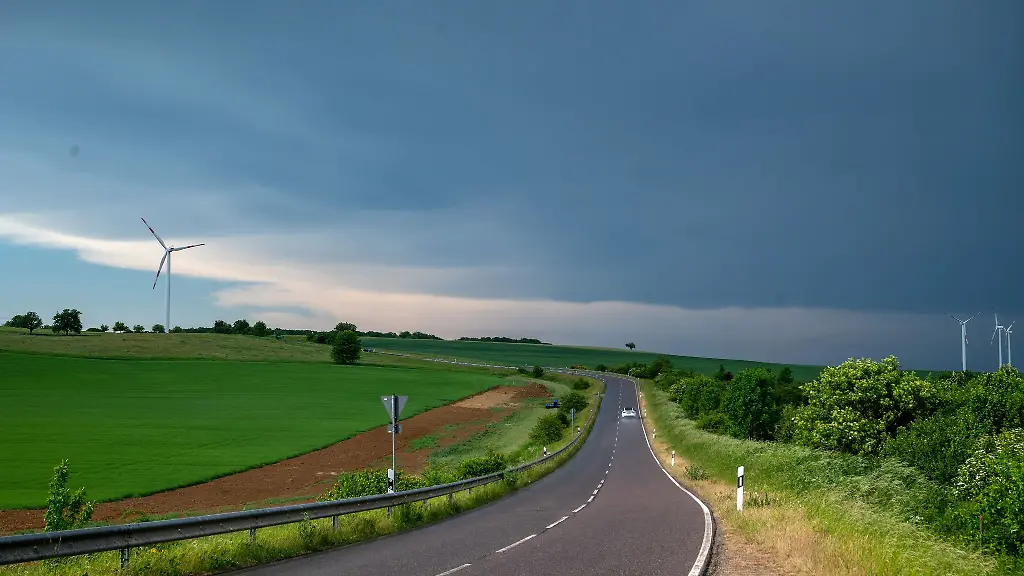 Gewitterwolken-haengen-ueber-der-Suedeifel-bei-Welschbillig