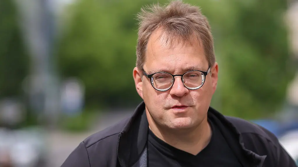 Soeren-Pellmann-Die-Linke-steht-vor-dem-Karl-Liebknecht-Haus-seiner-Partei-in-Leipzig