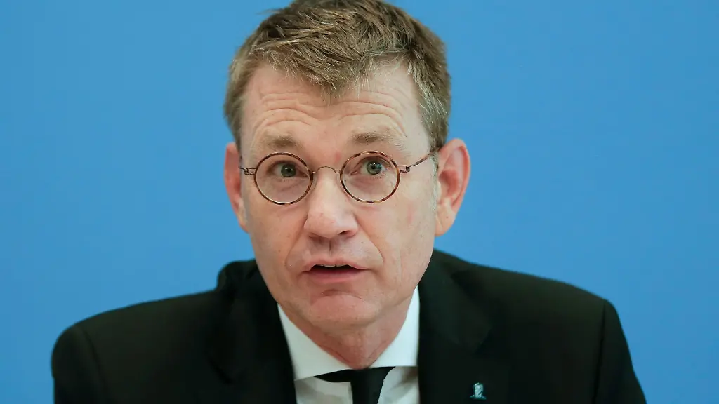 Prof-Juergen-Graf-Aerztlicher-Direktor-und-Vorstandsvorsitzender-des-Universitaetsklinikums