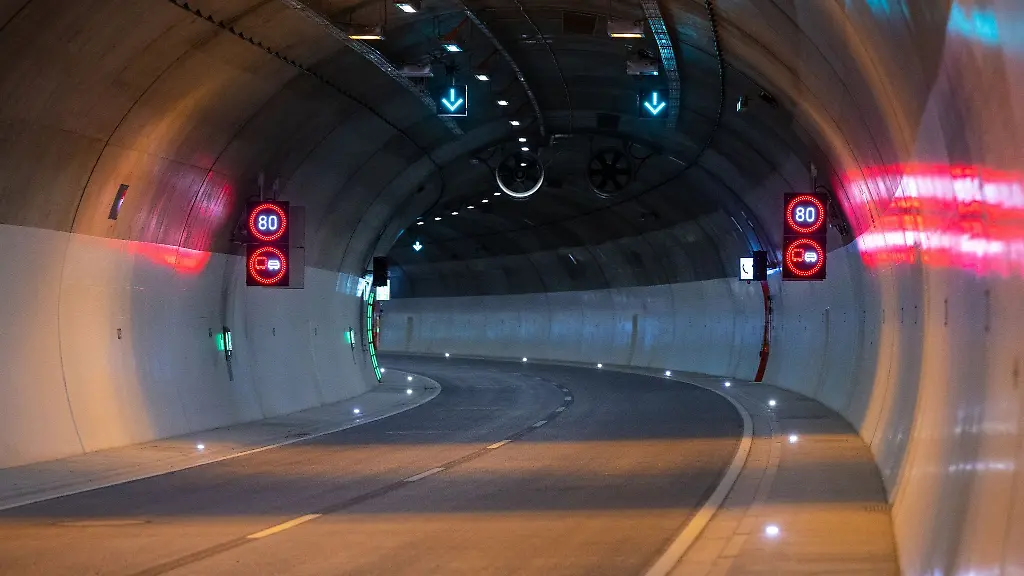 Der-neue-Tunnel-Oberau-waehrend-der-Eroeffnung