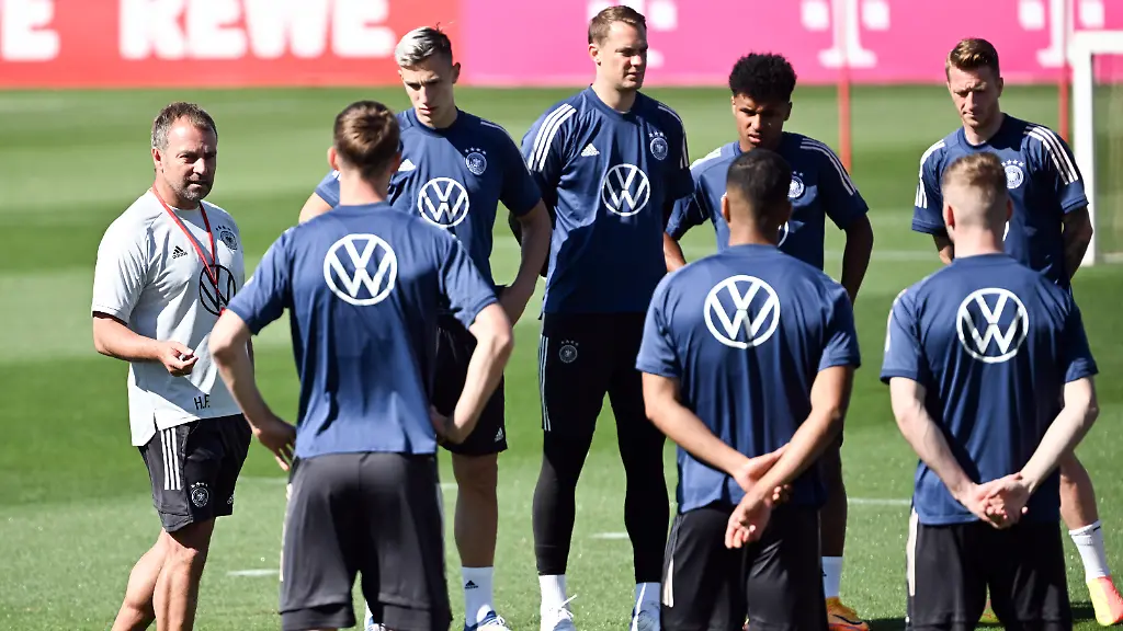 Bundestrainer-Hansi-Flick-schwoert-die-DFB-Elf-beim-Training-ein