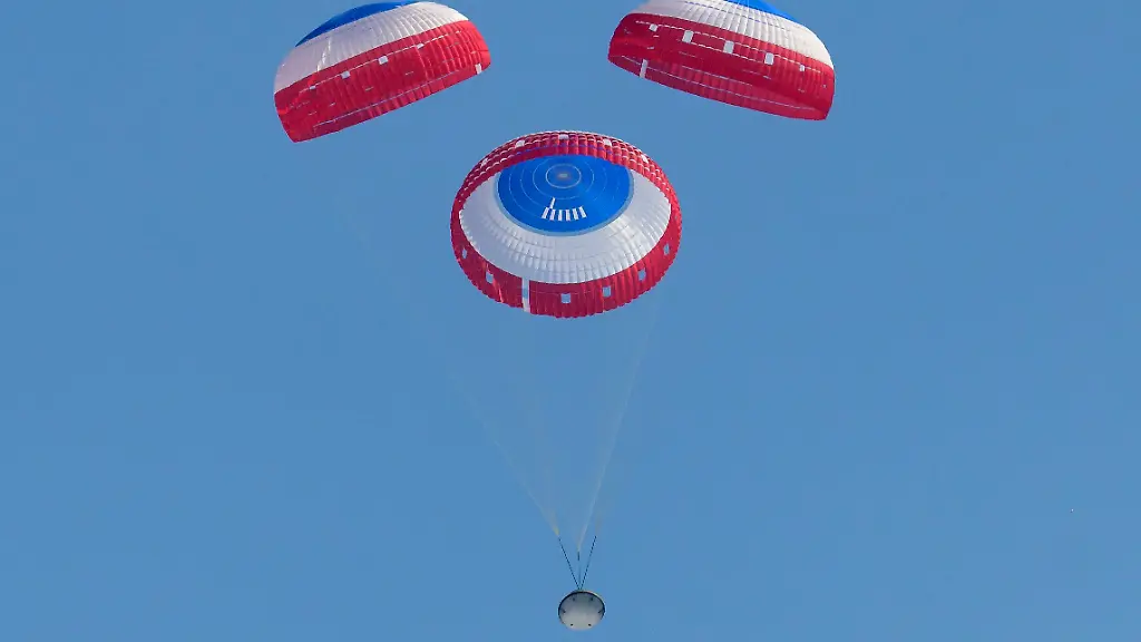 Die-Starliner-Kapsel-im-Landeflug-ueber-dem-Weltraumhafen-von-White-Sands-Missile-Range-in-New-Mexiko