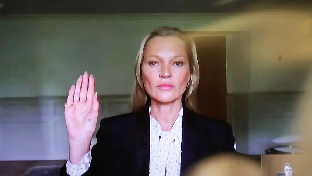 Model-Kate-Moss-die-einst-mit-Johnny-Depp-liiert-war-wird-per-Videoschalte-befragt