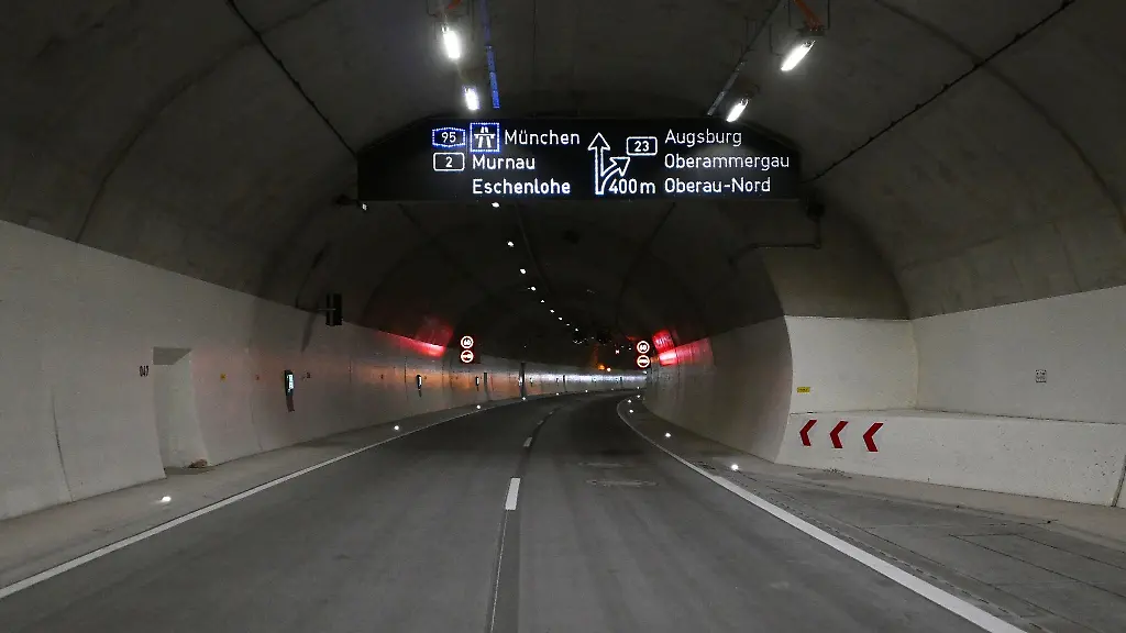 Anzeigentafeln-weisen-im-neuen-Tunnel-Oberau-den-Autofahrern-zukuenftig-den-Weg