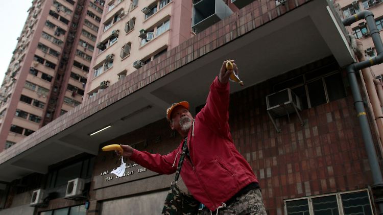 Ein Demonstrant wirft eine Banane vor dem chinesischen Verbindungsbüro in Hongkong.