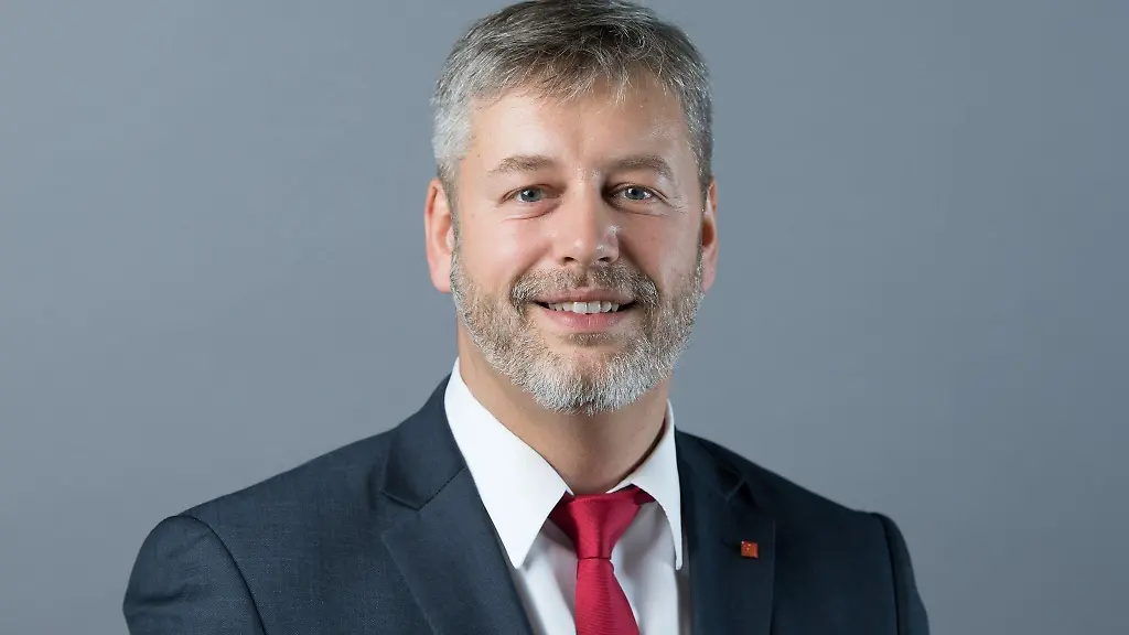 Der-Abgeordnete-Albrecht-Pallas-steht-im-saechsischen-Landtags-vor-einer-Fotowand