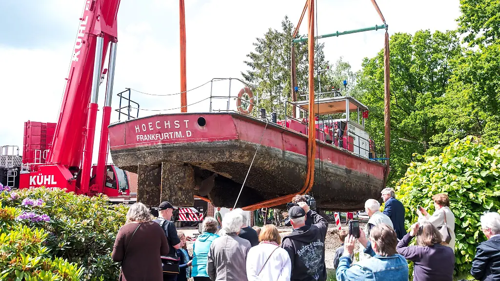 Das-ausgediente-Feuerloeschboot-Hoechst-wird-am-Feuerwehrmuseum-Norderstedt-von-einem-Kran-von-einem-Tieflader-abgeladen