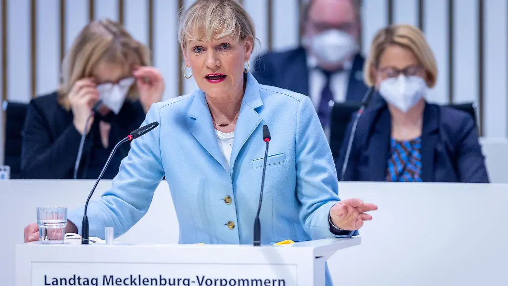 Mecklenburg-Vorpommerns-Bildungsministerin-und-Vize-Ministerpraesidentin-Simone-Oldenburg-spricht-im-Landtag-in-Schwerin
