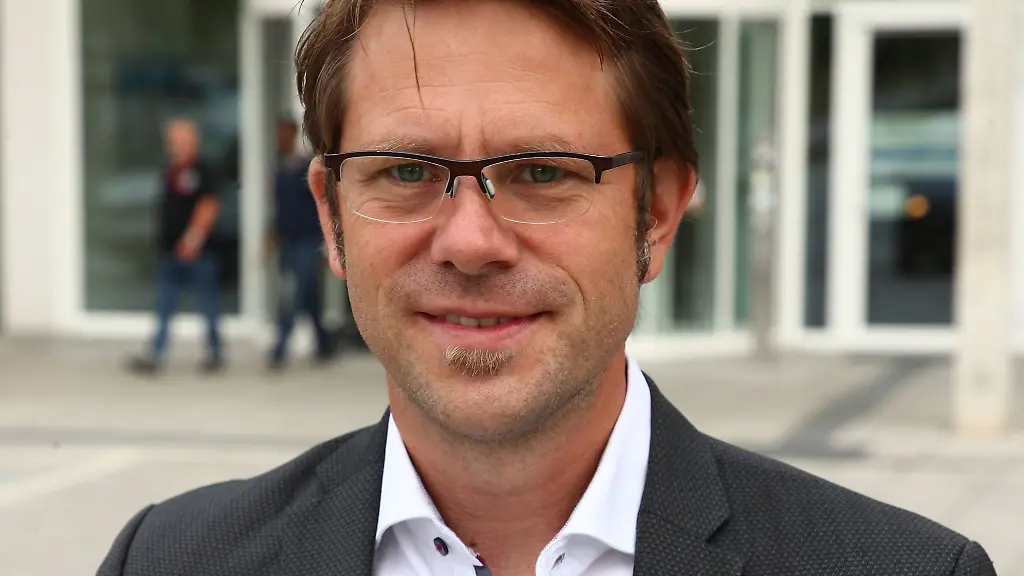 Michael-Rudolph-steht-vor-dem-Haupteingang-des-Universitaetsklinikums-Jena