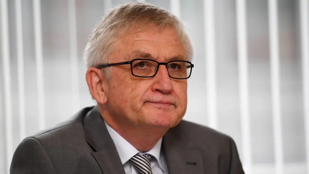 Der-baden-wuerttembergische-Ministerialdirektor-Julian-Wuertenberger-CDU-bei-einer-Pressekonferenz