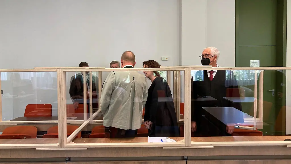 Jakob-Kreidl-2-v-l-und-Georg-Bromme-3-v-l-stehen-im-Gerichtssaal-mit-ihren-Anwaelten