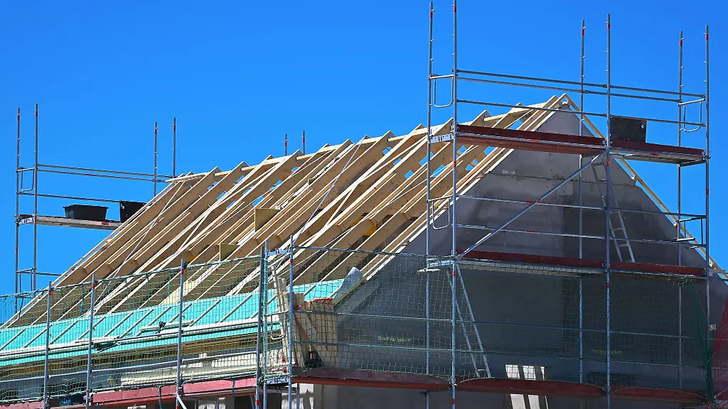 Ein-Baugeruest-steht-an-der-Fassade-eines-sich-im-Bau-befindlichen-Einfamilienhauses