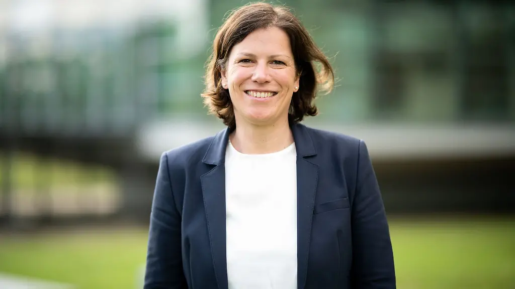 Kristina-Herbst-CDU-aufgenommen-vor-dem-Kieler-Landtag