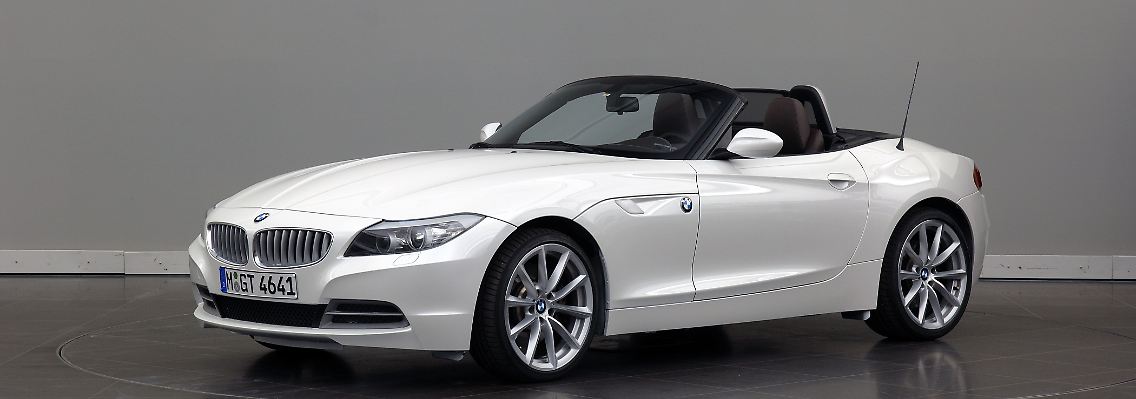 Ab Sommer im Handel: der BMW Z4 in Metallicweiß und mit Ledersitzen.