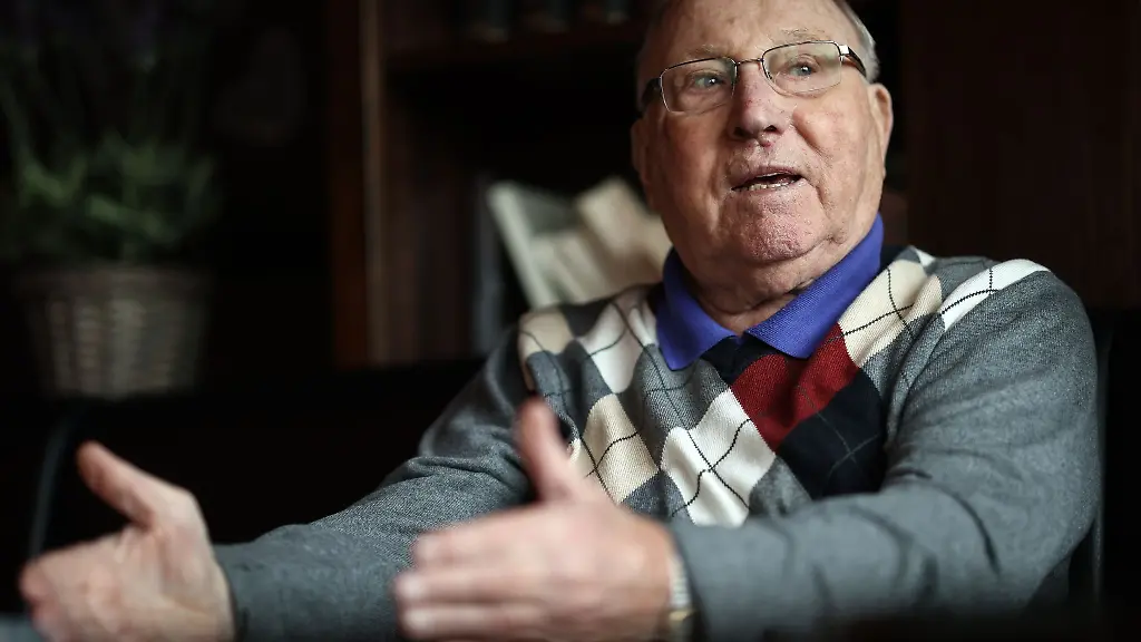 Uwe-Seeler-ehemaliger-Fussballprofi-beim-Hamburger-SV-spricht