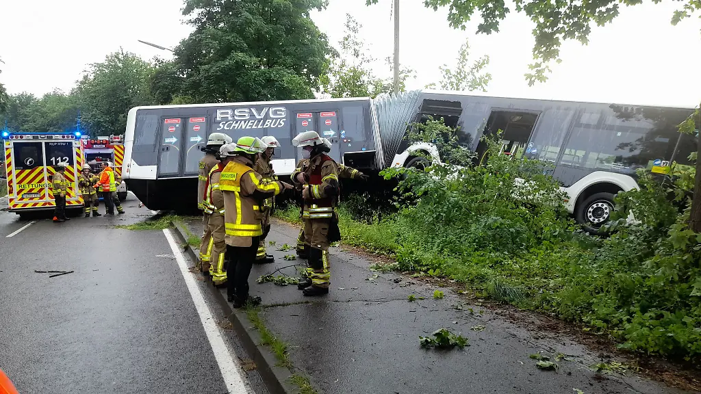Einsatzkraefte-sichern-die-Unfallstelle
