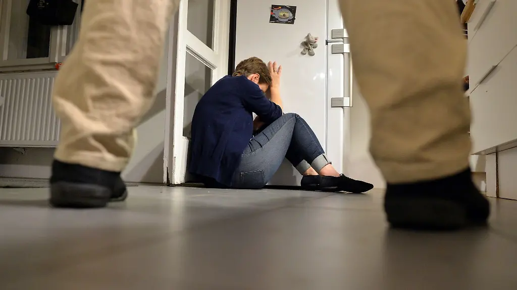 Gestelltes-Bild-zum-Thema-haeusliche-Gewalt