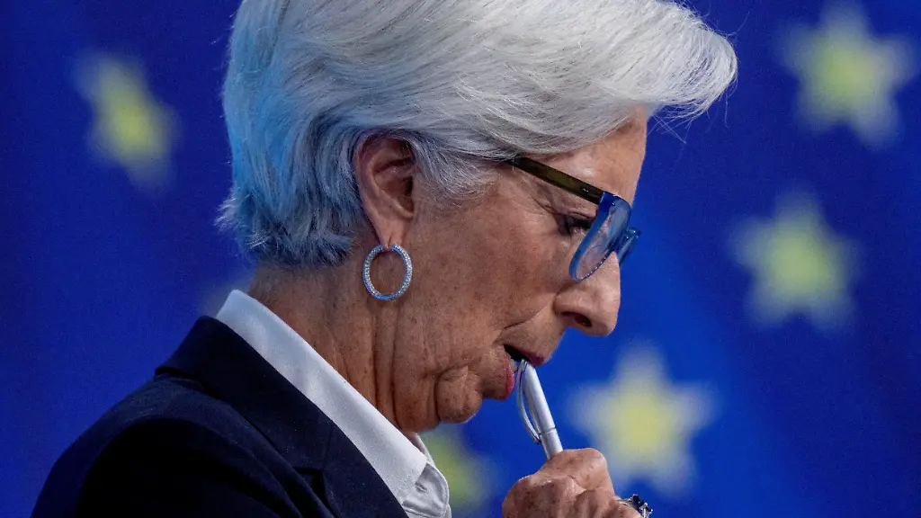 2022-05-17T172449Z-1204947341-RC2FCS9DQO3U-RTRMADP-3-ECB-POLICY-LAGARDE