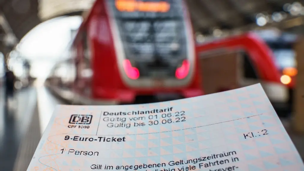 Ein-frisch-an-einem-Automaten-der-Deutschen-Bahn-erworbenes-9-Euro-Ticket-vor-einem-Zug