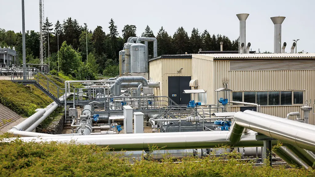 Tanks-und-Rohre-sind-auf-dem-Betriebsgelaende-vom-Erdgasspeicher-Bierwang-zu-sehen