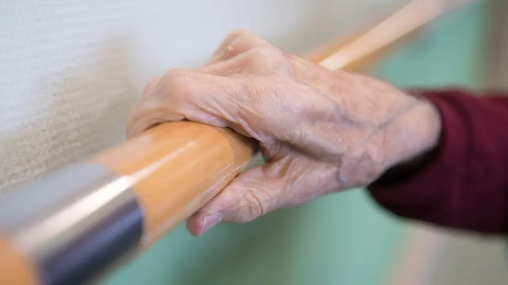 Die-Hand-einer-Seniorin