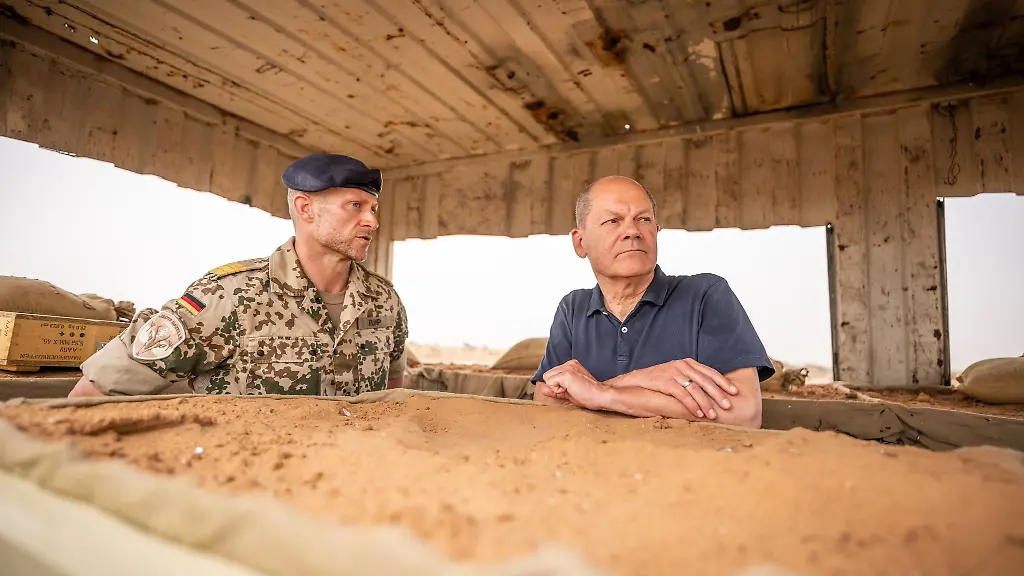 Bundeskanzler-Olaf-Scholz-r-SPD-besichtigt-mit-Bundeswehr-Kommandeur-Sven-Rump-den-Stuetzpunkt-in-Tillia