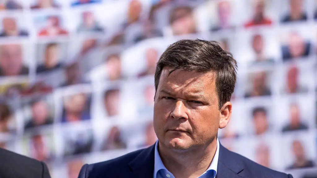 Der-Insolvenzverwalter-Christoph-Morgen-steht-bei-einer-Betriebsversammlung-der-MV-Werft-in-Wismar