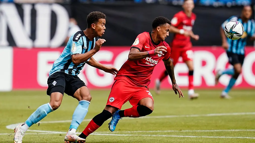 Mannheims-Marcel-Costly-l-und-Frankfurts-Tuta-kaempfen-um-den-Ball