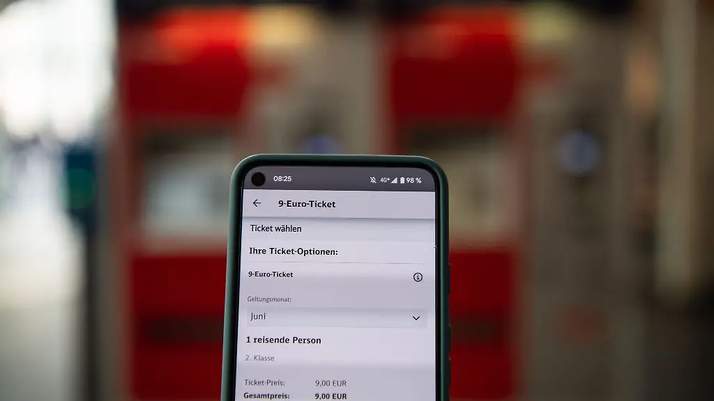 Nach-der-Zustimmung-im-Bundestag-und-im-Bundesrat-ist-der-Weg-fuer-das-9-Euro-Ticket-frei-Das-Interesse-ist-gross-aber-mehr-Zuege-werden-deshalb-wohl-nicht-eingesetzt-werden