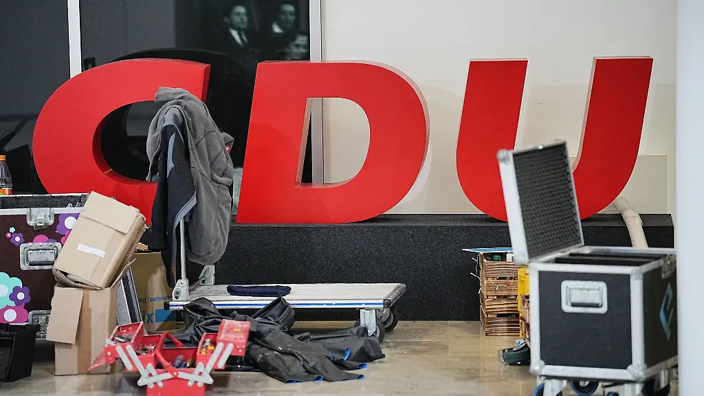 Kartons-und-Boxen-stehen-um-ein-CDU-Logo-in-der-Parteizentrale