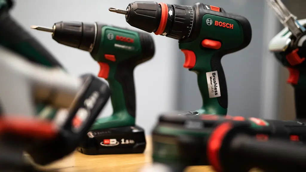 Verschiedene-Bosch-Power-Tools-stehen-in-der-Firmenzentrale-auf-einem-Tisch