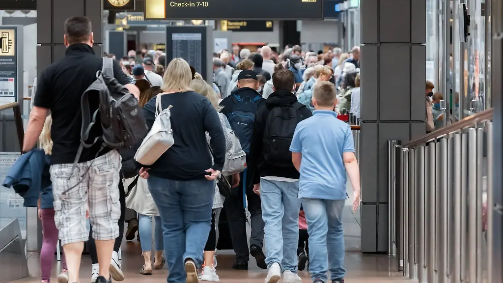 Zu-Beginn-der-Pfingstferien-in-Hamburg-bilden-sich-am-Flughafen-Warteschlangen
